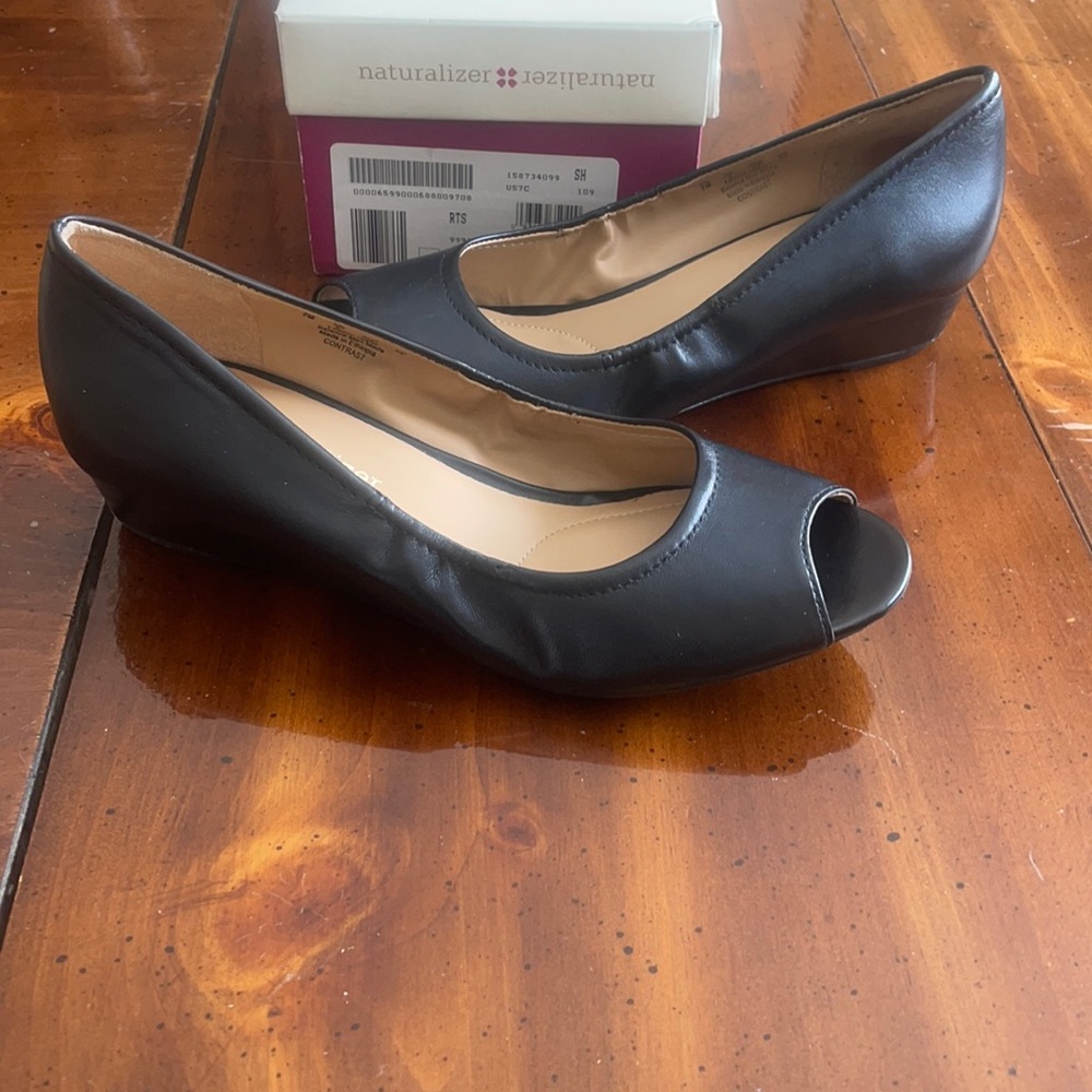 Naturalizer Contrast Wedge Black leather open toe women’s size 7 shoe